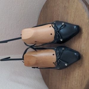 Connie black size 7 leather upper pumps.